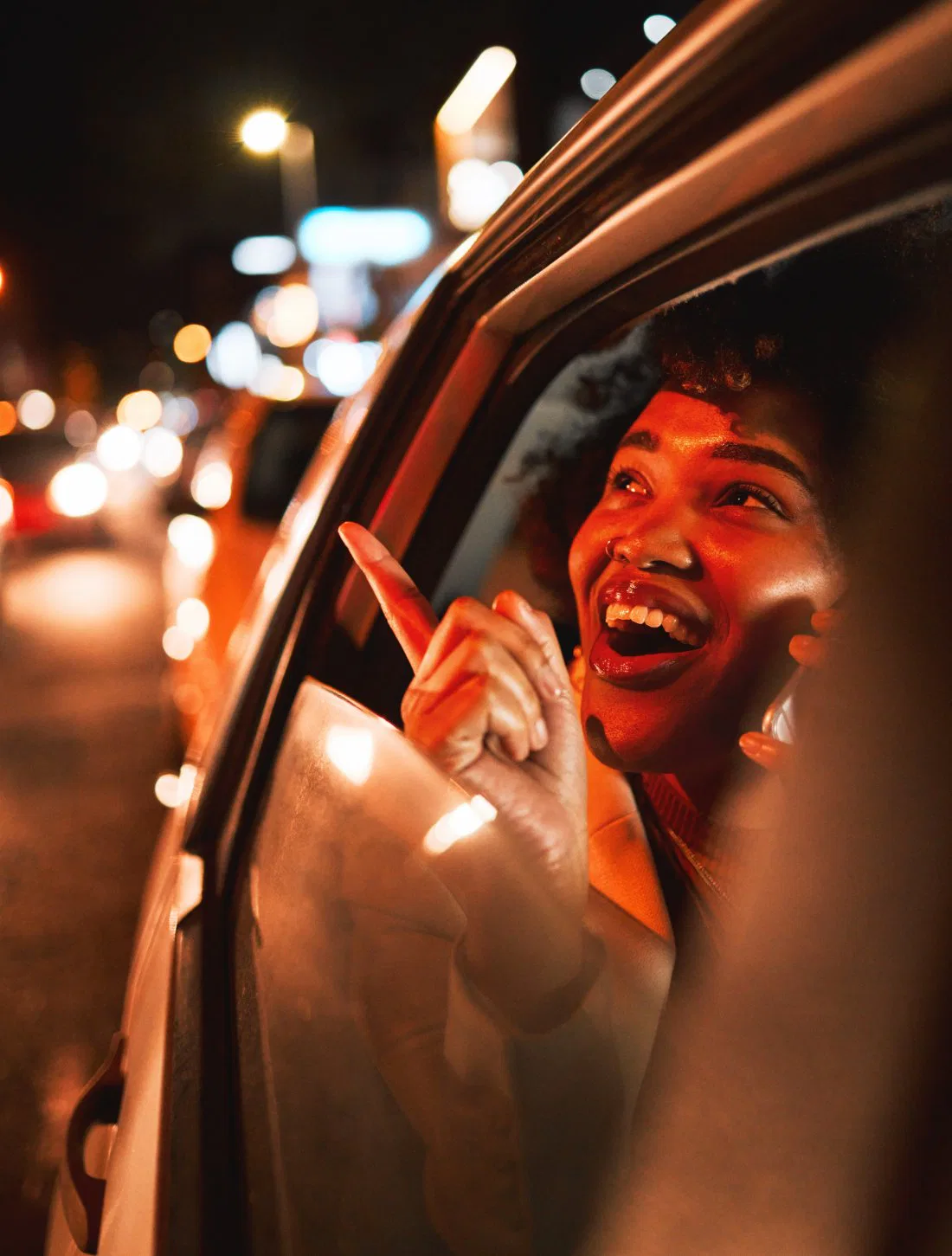 Passagère dans un taxi, de nuit