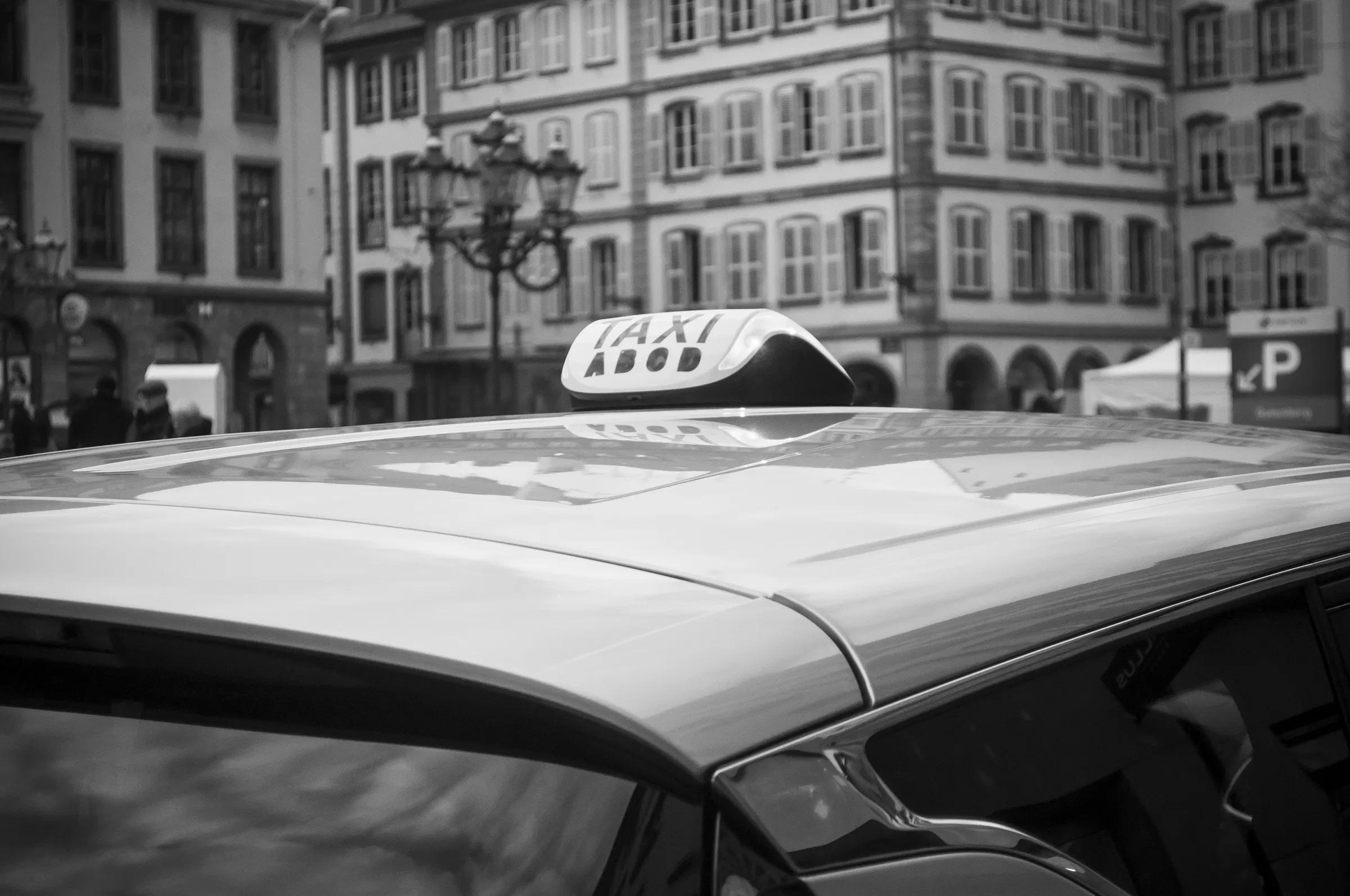 Taxi équipé d’un lumineux, en centre-ville