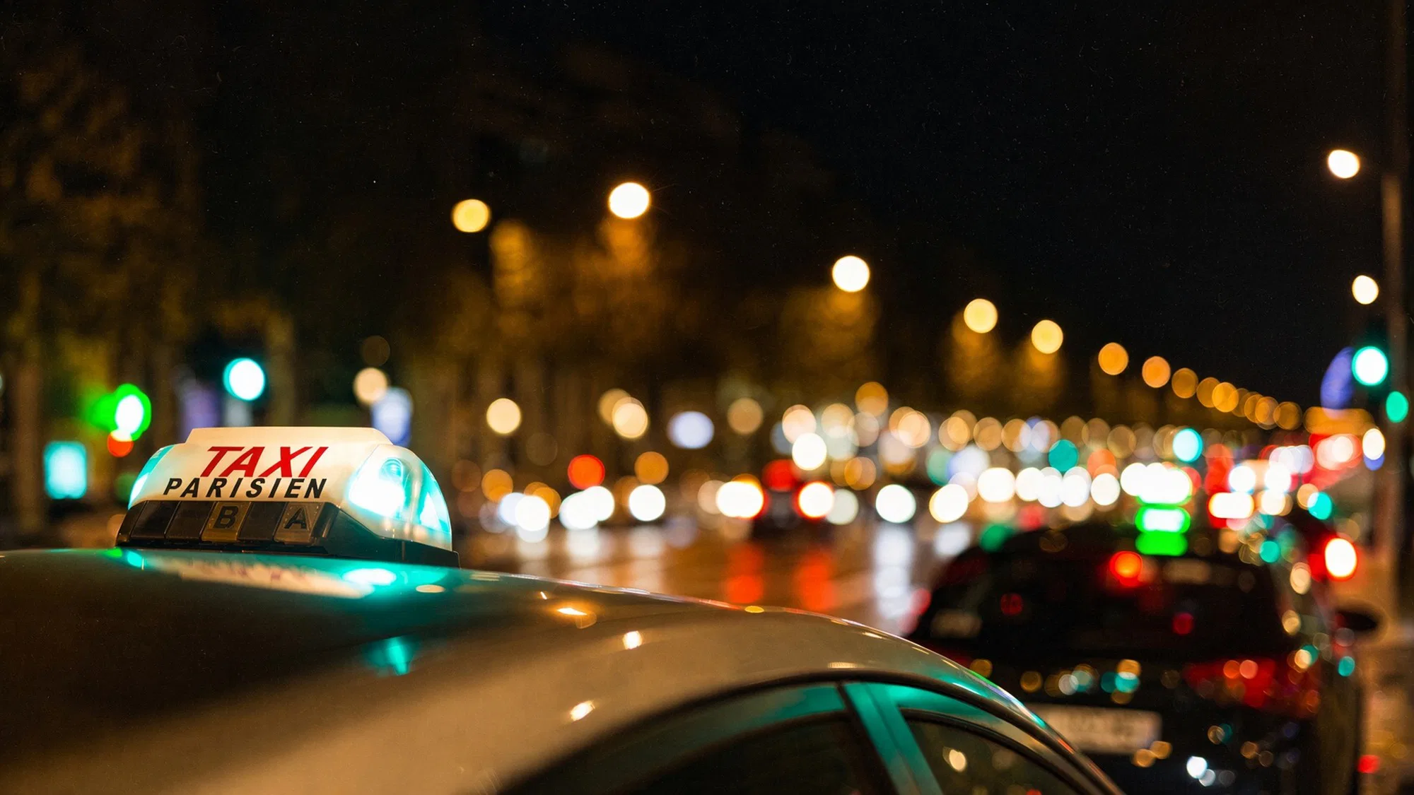 Taxi parisien de nuit, lumineux allumé
